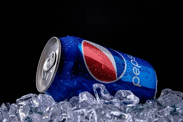 puede y copa de pepsi cola
